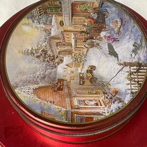 Vintage Pair of Fugi Tins in good vintage condition